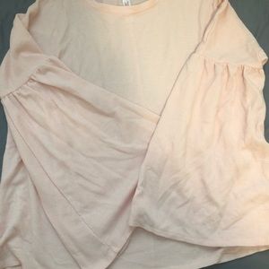 Cute top with flowey sleeves